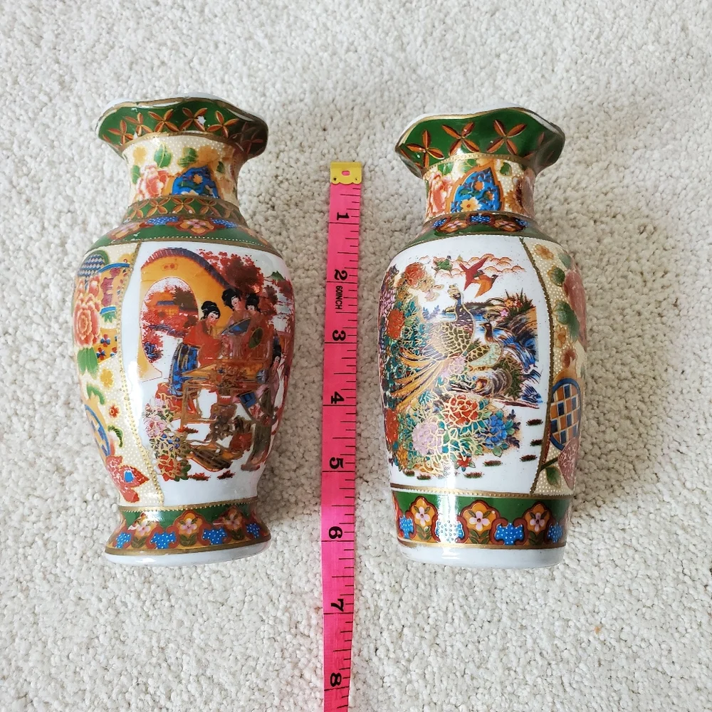Vintage Pair of Asian Vases with scalloped top - Set of 2